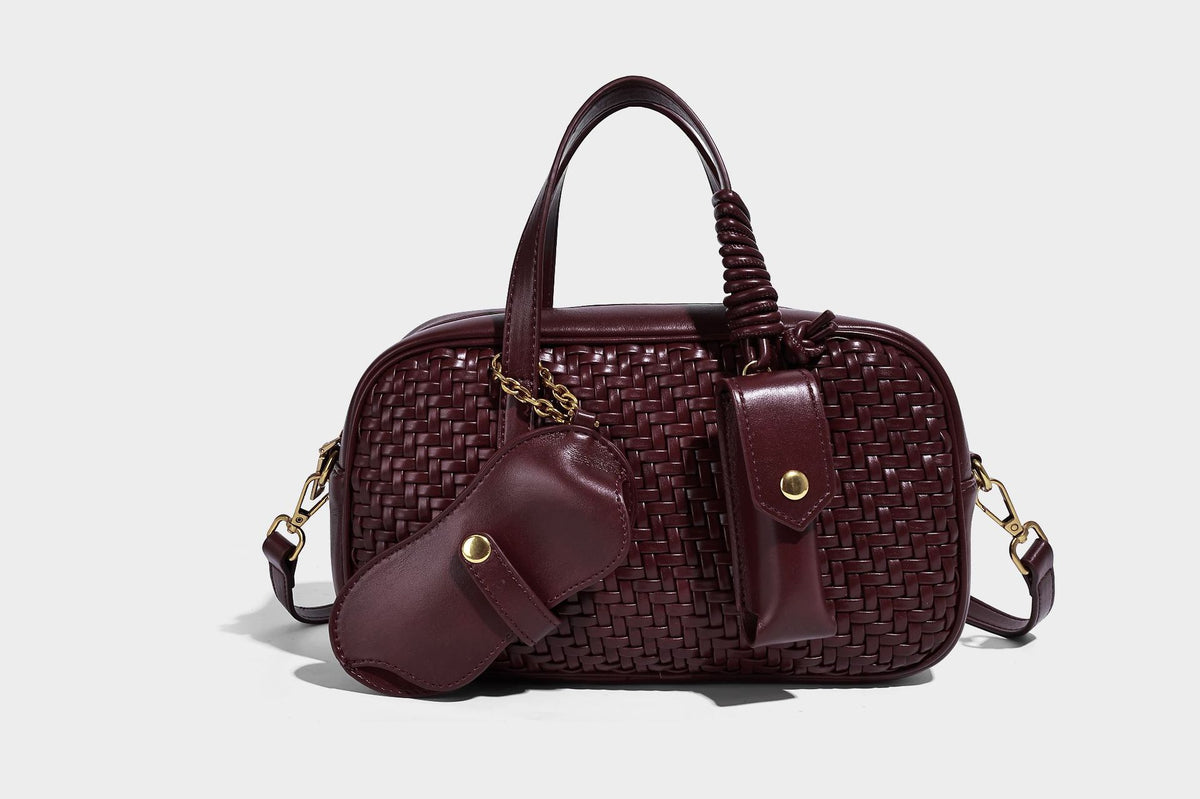 Strukturierte Boston-Tasche mit gewebter Optik, glattem Besatz in Lederoptik, zwei oberen Tragegriffen, abnehmbarer Mini-Druckknopftasche sowie Detail
