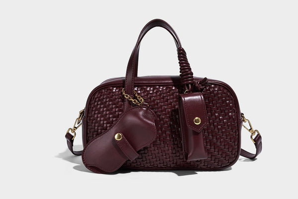 Strukturierte Boston-Tasche mit gewebter Optik, glattem Besatz in Lederoptik, zwei oberen Tragegriffen, abnehmbarer Mini-Druckknopftasche sowie Detail