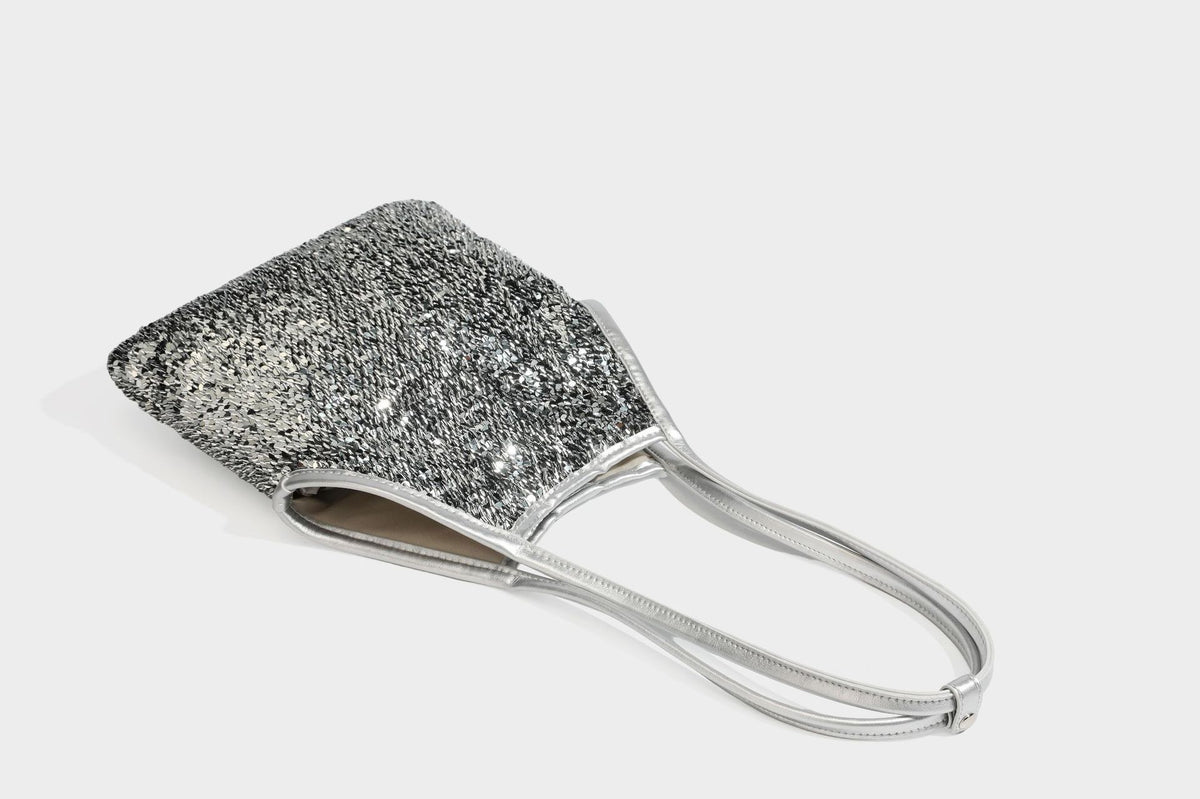 Kleine Pailletten-Schultertasche im Tote-Stil mit langem Metallic-Riemen und trapezförmiger Silhouette, Detailansicht 45
