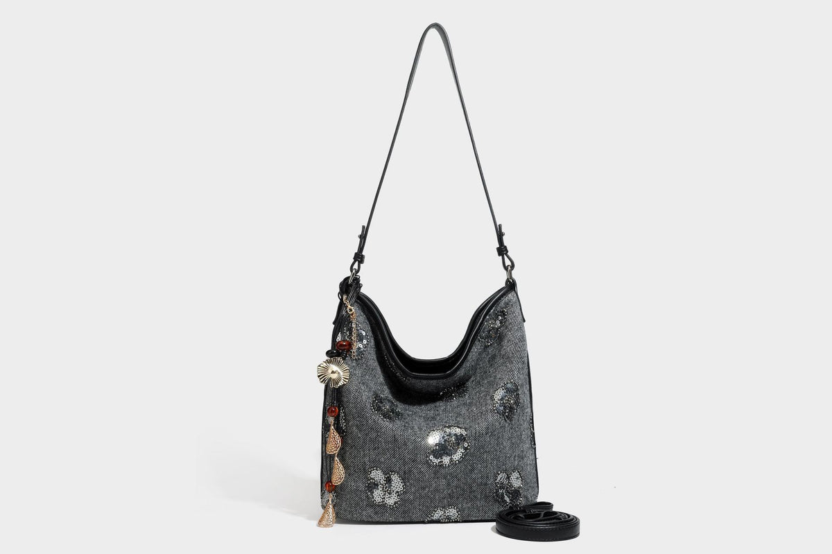 Lässige Hobo-Schultertasche aus anthrazitfarbenem Webstoff mit floraler Stickerei aus silbernen Pailletten, Besatz in schwarzer Lederoptik und langem