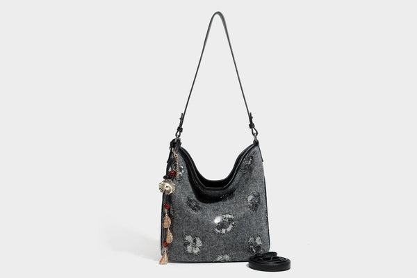 Lässige Hobo-Schultertasche aus anthrazitfarbenem Webstoff mit floraler Stickerei aus silbernen Pailletten, Besatz in schwarzer Lederoptik und langem