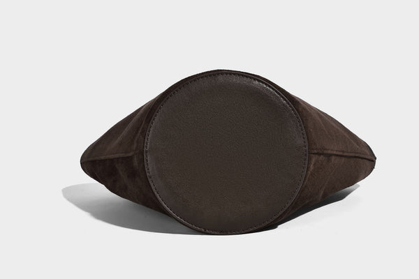 Dunkelbraune Hobo-Schultertasche mit matter Velourslederoptik, geschwungener Silhouette mit offenem oberen Abschluss, zwei Schulterriemen und abnehmbarem
