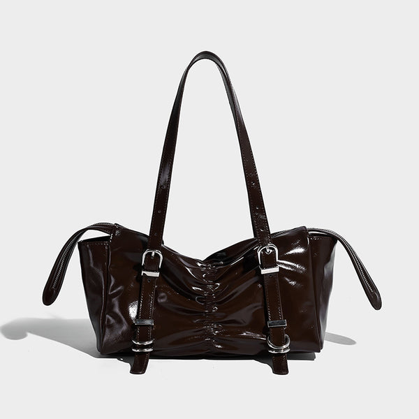 Glänzende rechteckige Schultertasche mit Raffdetail, zwei verstellbaren Riemen, Reißverschluss oben und silberfarbenen Schnallenbeschlägen
