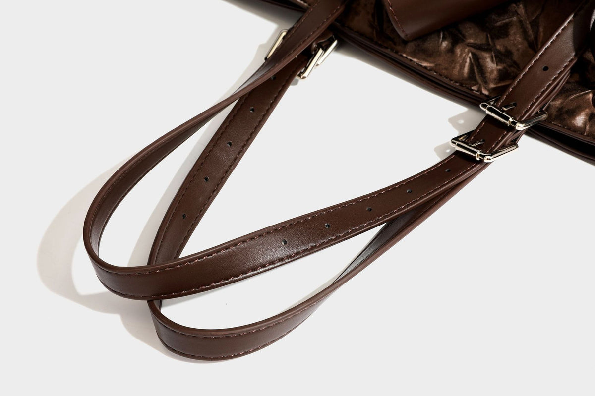 Glänzende, geknautschte Metallic-Tote-Bag mit zwei Tragegriffen oben, abnehmbarem Schulterriemen und abnehmbarer Mini-Reißverschlusstasche in Braun