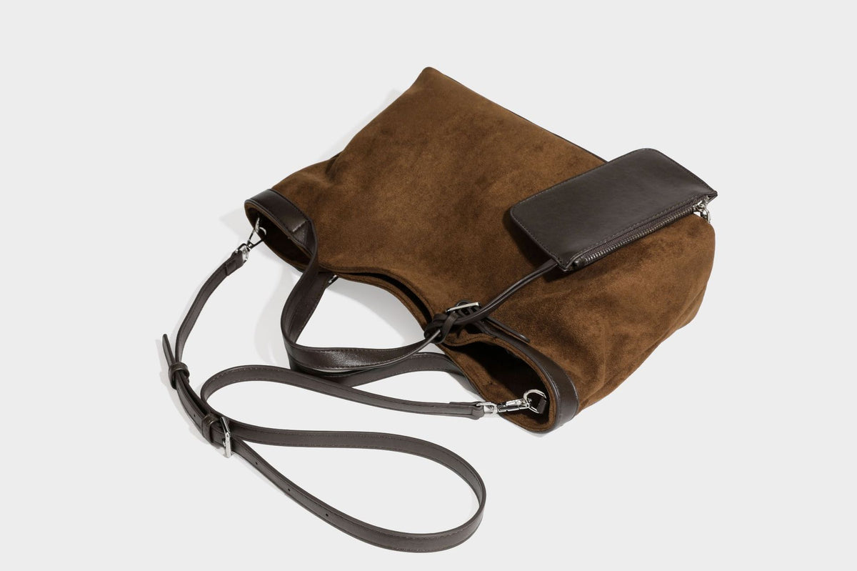 Große, weich fallende Tote aus Wildlederoptik in warmem Braun mit dunklen glatten Besätzen, zwei Tragegriffen, abnehmbarem Reißverschluss-Etui und, Detail