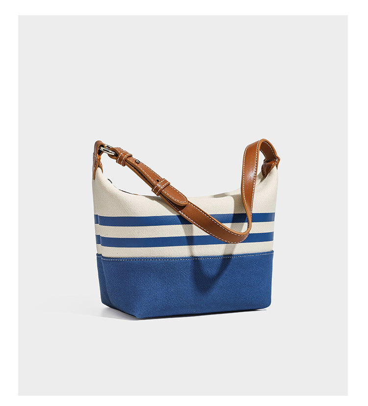 Creme-blau gestreifte Canvas-Schultertasche mit hellbraunem Riemen in Lederoptik und Reißverschluss in Silberoptik, Detailansicht 12