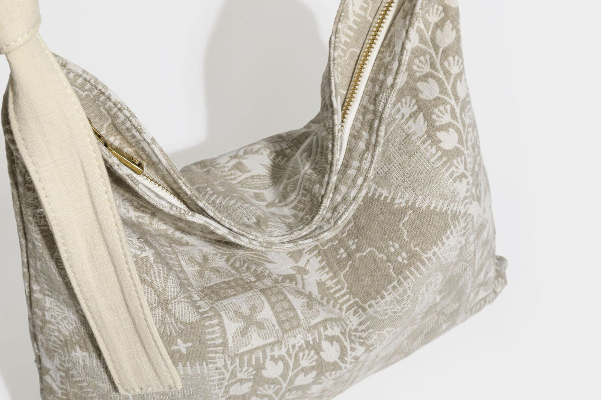 Weich fallende Hobo-Schultertasche aus Canvas mit botanischem Print, langem geknotetem Riemen und Reißverschluss oben, Detailansicht 25