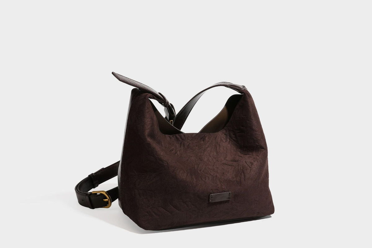Dunkelbraune, weich fallende Hobo-Schultertasche mit strukturierter Oberfläche in Velourslederoptik, glatten Besätzen in Lederoptik und Details in Antikgoldoptik