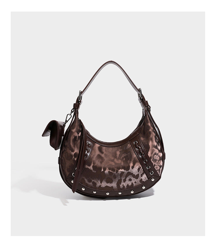 Crescent-Hobo-Schultertasche mit braunem Leopardenprint, silberfarbenen Nieten, Ösenbesatz, verstellbarem Riemen und abnehmbarem Mini