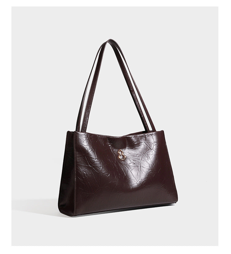 Strukturierte, rechteckige Tote-Schultertasche mit glänzender, geknautschter Lederoptik, langen Doppelriemen und goldfarbenem Emblem