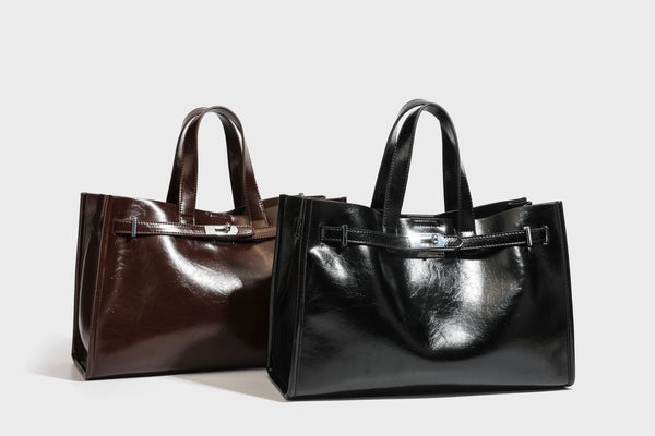 Strukturierte, glänzende Tote-Bag in Lederoptik mit silberfarbenem Drehverschluss, zwei Tragegriffen und abnehmbarem Schulterriemen, Detailansicht