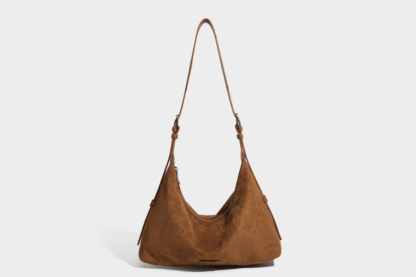 Lässige Hobo-Schultertasche mit matter brauner Wildlederoptik, dunklen glatten Besätzen, Reißverschluss oben und langem, verstellbarem