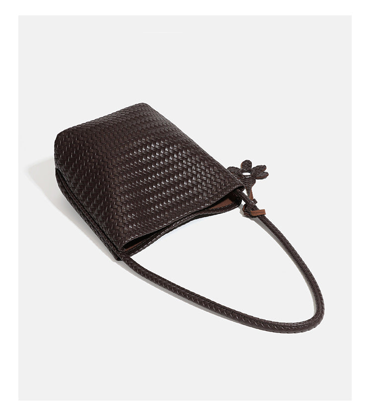 Dunkelbraune Beuteltasche aus geflochtenem Material in Lederoptik mit geflochtenem Riemen, Blumenanhänger und passender Reißverschlusstasche, Detailansicht 15