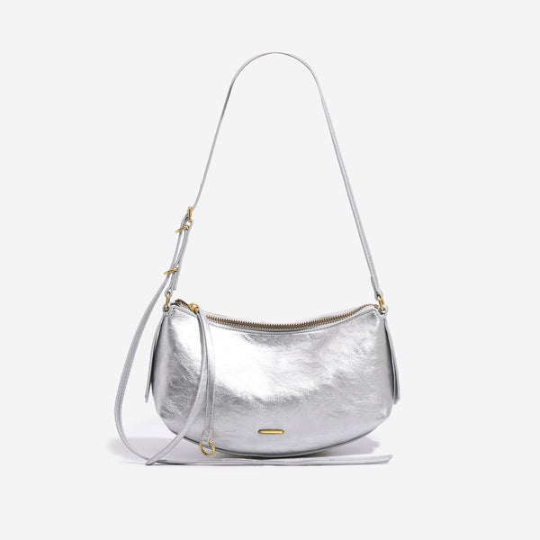 Halbmondförmige Sattel-Crossbody-Tasche mit Reißverschluss oben, verstellbarem Riemen und Beschlägen in Goldoptik, Detailansicht 8