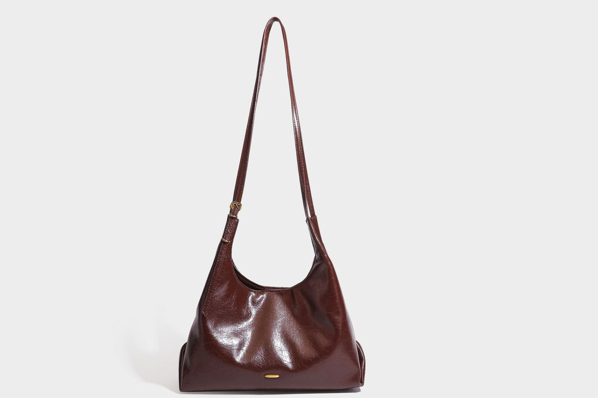 Locker fallende Hobo-Schultertasche mit offenem Oberteil aus glänzendem, geknautschtem Lederimitat in Dunkelbraun, mit schmalem verstellbarem Riemen und goldfarbenem