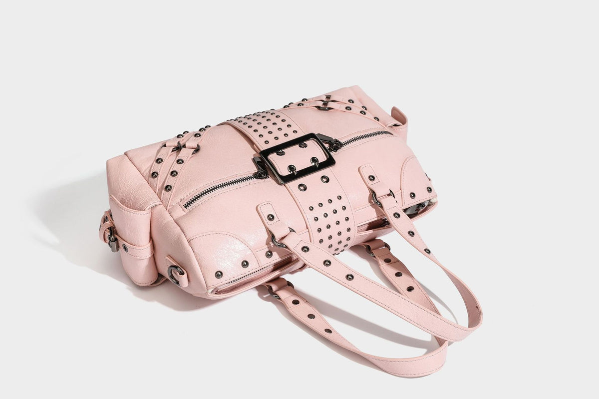 Strukturierte Moto-Satchel mit Nieten, Schnallenriemen, zwei Tragegriffen und abnehmbarem Crossbody-Riemen aus glattem Material mit Detail