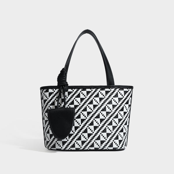 Kleiner, strukturierter Shopper mit gewebtem geometrischem Muster, glatten Besätzen in Lederoptik, geknoteten Henkeln, Reißverschluss und herabhängendem Frontdetail