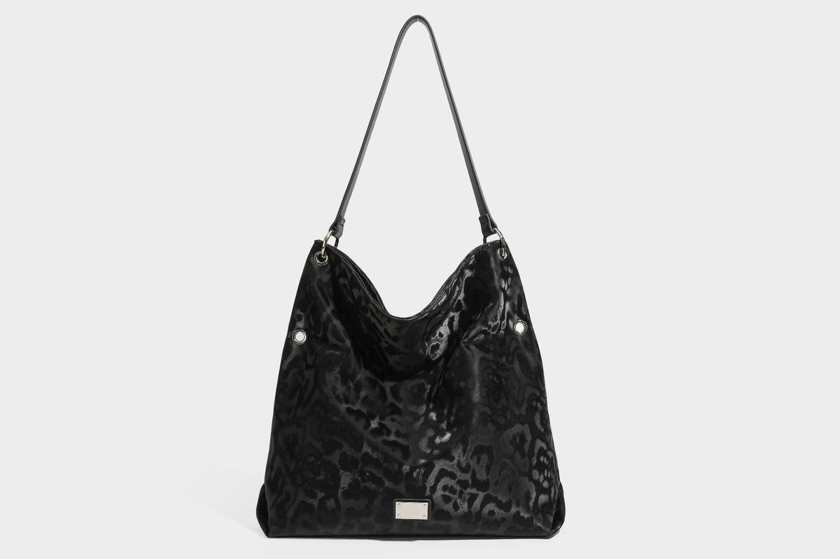 Locker fallende Hobo-Schultertasche mit Leopardenprint, glänzender Satinoptik, silberfarbenen Ringdetails und schmalem Schulterriemen