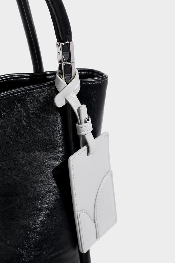 Glänzende Tote-Bag in schwarzer Lederoptik mit zwei runden Tragegriffen und silberfarbenen Beschlägen, Detailansicht 18