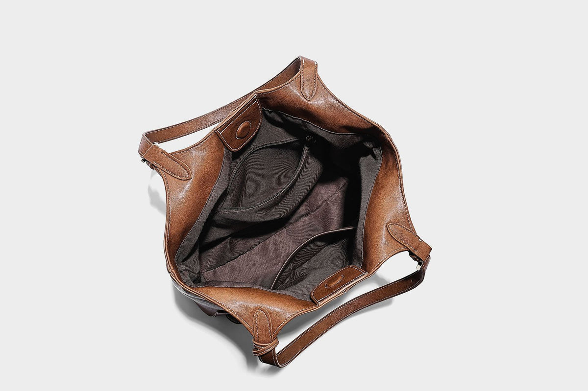 Große strukturierte Schultertasche im Tote-Stil in Lederoptik in Braun mit langen Doppelriemen, Schnallendetails, Quastenanhänger und geschwungenem
