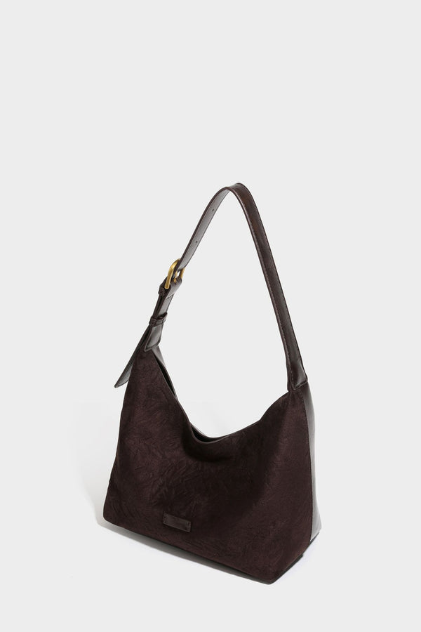 Dunkelbraune, weich fallende Hobo-Schultertasche mit strukturierter Oberfläche in Velourslederoptik, glatten Besätzen in Lederoptik und Details in Antikgoldoptik