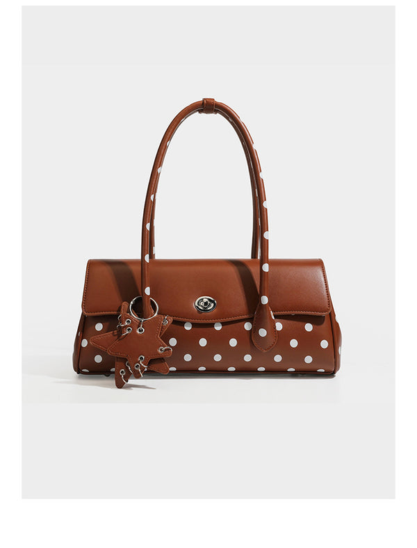 Strukturierte Baguette-Tasche mit Polka-Dot-Muster, glänzender Lederoptik, zwei Tragegriffen, silberfarbener Drehverschlussklappe und