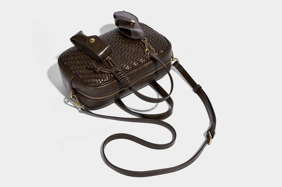 Strukturierte Boston-Tasche mit gewebter Optik, glattem Besatz in Lederoptik, zwei oberen Tragegriffen, abnehmbarer Mini-Druckknopftasche sowie Detail
