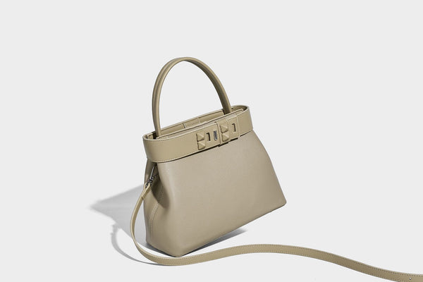 Strukturierte Trapez-Tote-Bag mit oberem Riemen mit Gürtelschnalle, genarbter Lederoptik und silberfarbenen Beschlägen, Detailansicht
