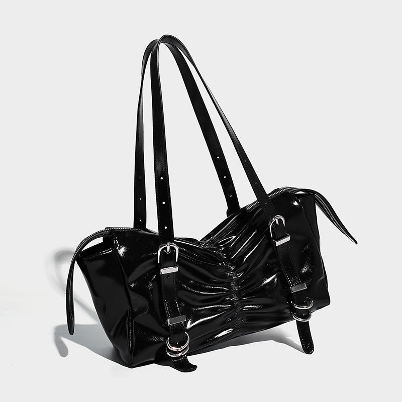 Glänzende rechteckige Schultertasche mit Raffdetail, zwei verstellbaren Riemen, Reißverschluss oben und silberfarbenen Schnallenbeschlägen, Vorderseite