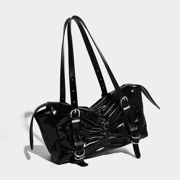 Glänzende rechteckige Schultertasche mit Raffdetail, zwei verstellbaren Riemen, Reißverschluss oben und silberfarbenen Schnallenbeschlägen, Vorderseite