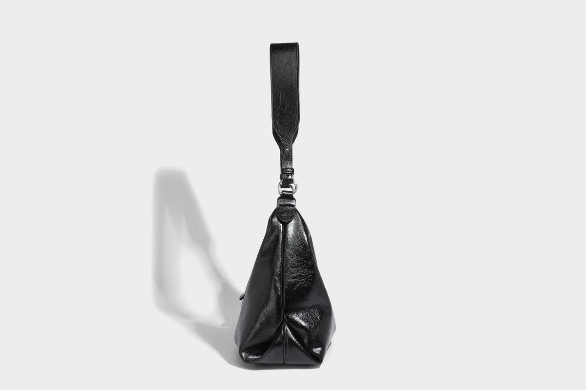 Weich fallende Hobo-Schultertasche mit glänzender Crinkle-Oberfläche, Reißverschluss oben und verstellbarem Riemen, Detailansicht 17