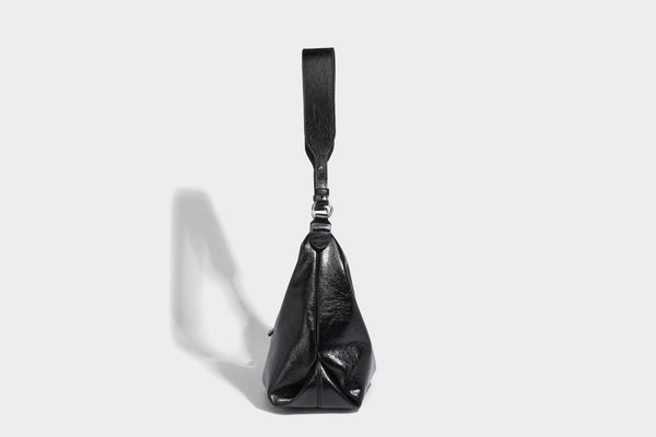 Weich fallende Hobo-Schultertasche mit glänzender Crinkle-Oberfläche, Reißverschluss oben und verstellbarem Riemen, Detailansicht 17