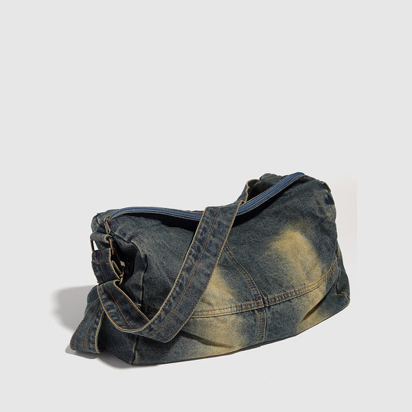 Lässig fallende Schultertasche aus gewaschenem Denim mit verwaschener, Used-Optik, Reißverschluss oben und verstellbarem Riemen in Antik-Messingoptik