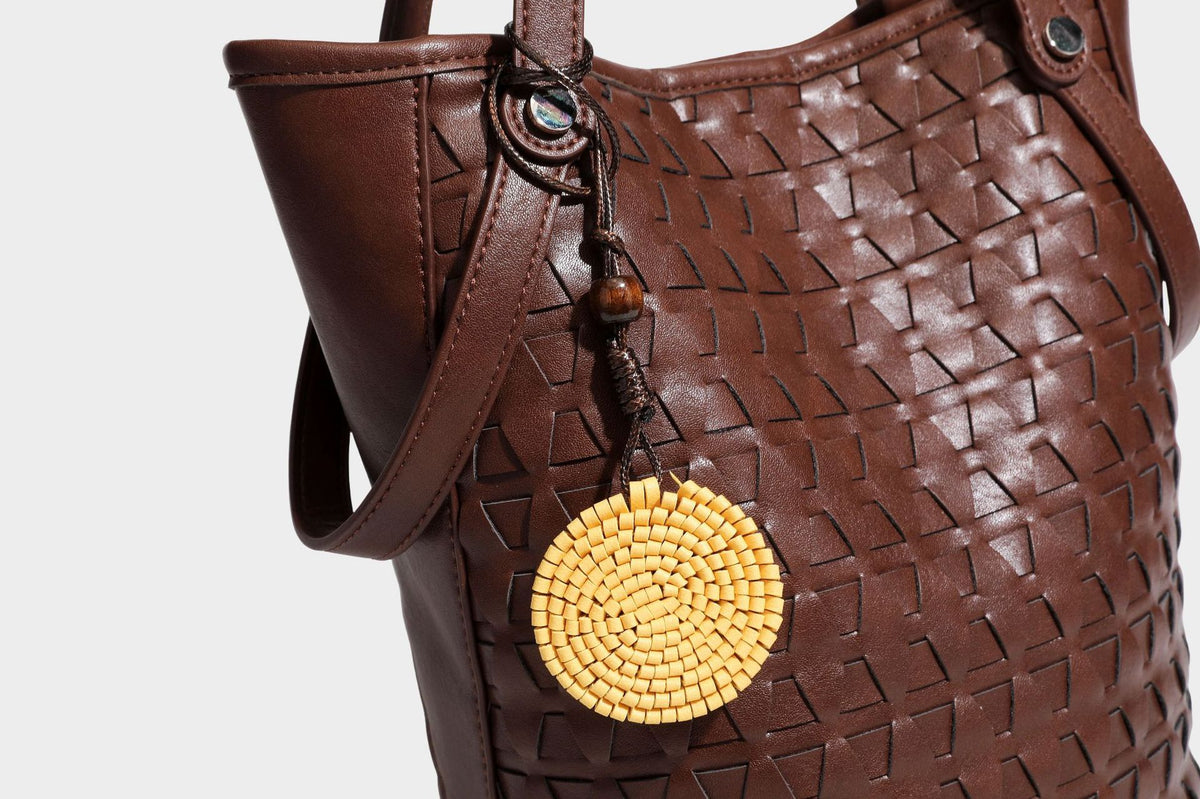 Shopper-Schultertasche im Bucket-Stil mit Webstruktur in Lederoptik, rundem Anhänger und langen doppelten Trägern, Detailansicht 35