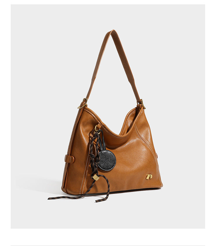 Lässige Hobo-Schultertasche mit glatter Oberfläche in Lederoptik, kontrastierenden Steppnähten, antikgoldfarbenen Metallelementen und, Detail