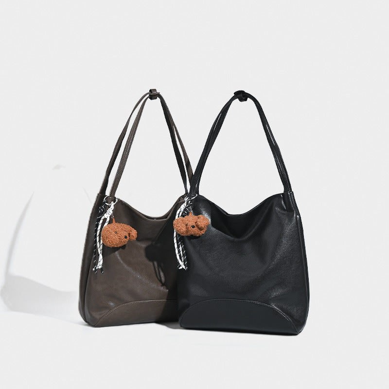Lässig fallende Schulter-Tote-Bag in Lederoptik mit Bären-Anhänger und Quaste in Schwarz und Kaffeebraun, Detailansicht 2