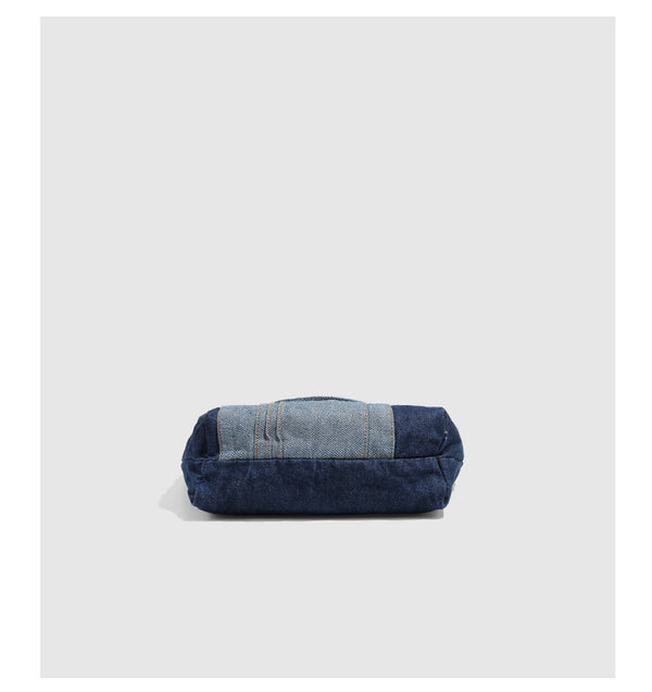 Schulter-Shopper-Tasche aus Canvas und Patchwork-Denim in Navy und Hellblau mit Stickereien von Weizenähren und Wildblumen sowie Druckknopf in Antikgold