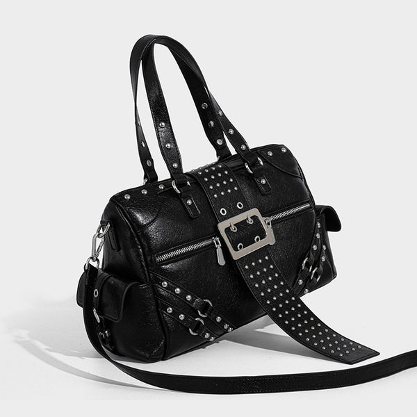 Schwarze Satchel-Tasche mit glänzender genarbter Oberfläche, silberfarbenen Nieten, Riemendetail mit Schnalle, zwei Henkeln und breitem Schulterriemen mit Nieten