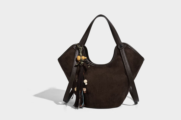 Dunkelbraune Hobo-Schultertasche mit matter Velourslederoptik, geschwungener Silhouette mit offenem oberen Abschluss, zwei Schulterriemen und abnehmbarem