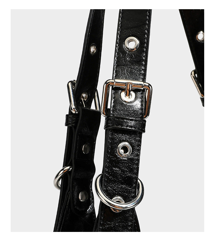 Große glänzende schwarze Hobo-Schultertasche mit silberfarbenem Ösen-Gürtelboden, Schnallenbeschlägen, vorderer Reißverschlusstasche und zwei …; Detailansicht