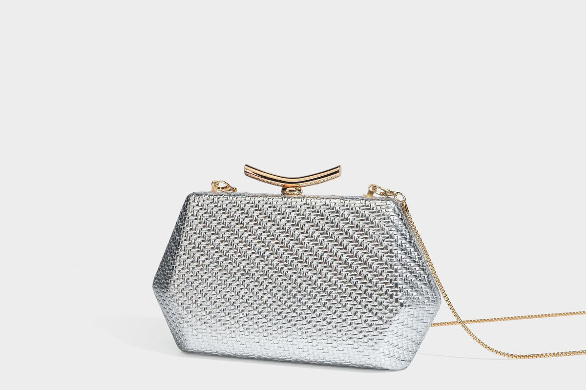 Kleine, strukturierte Clutch aus metallischem Flechtmaterial mit goldfarbenem Bügelverschluss und abnehmbarem Kettenriemen, Detailansicht 34