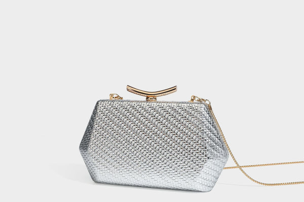 Kleine, strukturierte Clutch aus metallischem Flechtmaterial mit goldfarbenem Bügelverschluss und abnehmbarem Kettenriemen, Detailansicht 34