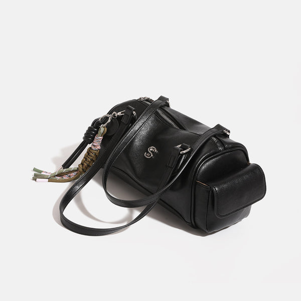 Schwarze Bowling-Schultertasche in glänzender Lederoptik mit zwei Trägern, silberfarbenen Beschlägen, seitlichen Klappentaschen und geflochtener Kordel