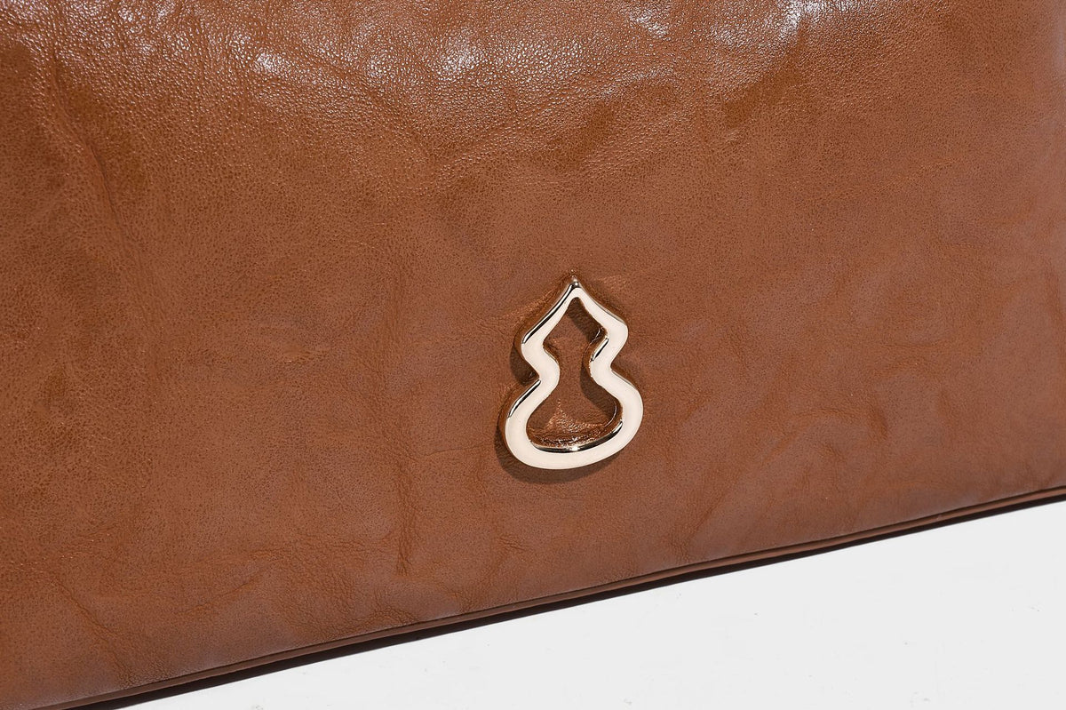 Glänzende Hobo-Schultertasche in Lederoptik mit abnehmbarem Mini-Etui und Logo-Beschlägen in Goldoptik, Detailansicht 19
