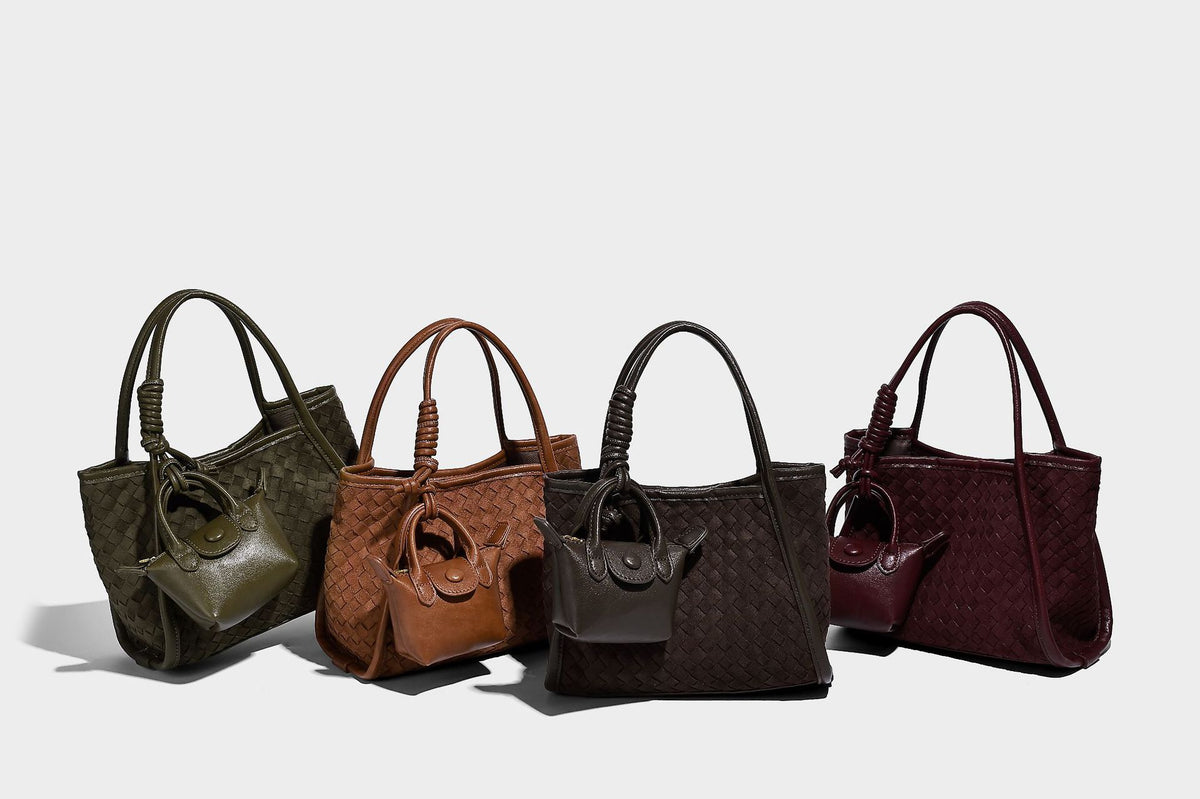 Strukturierte Tote-Bag mit gewebter Oberfläche, befestigtem Mini-Charm-Täschchen, geknoteten Tragegriffen und abnehmbarem Schulterriemen, Detailansicht