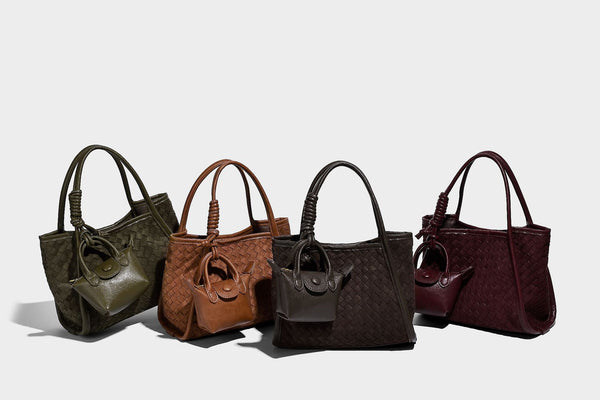 Strukturierte Tote-Bag mit gewebter Oberfläche, befestigtem Mini-Charm-Täschchen, geknoteten Tragegriffen und abnehmbarem Schulterriemen, Detailansicht