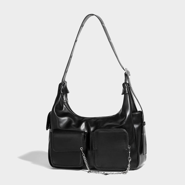 Lässig fallende Hobo-Schultertasche mit glänzender Lederoptik, vorderen Überschlagtaschen, Kettenakzenten und silberfarbenen Nietenbeschlägen