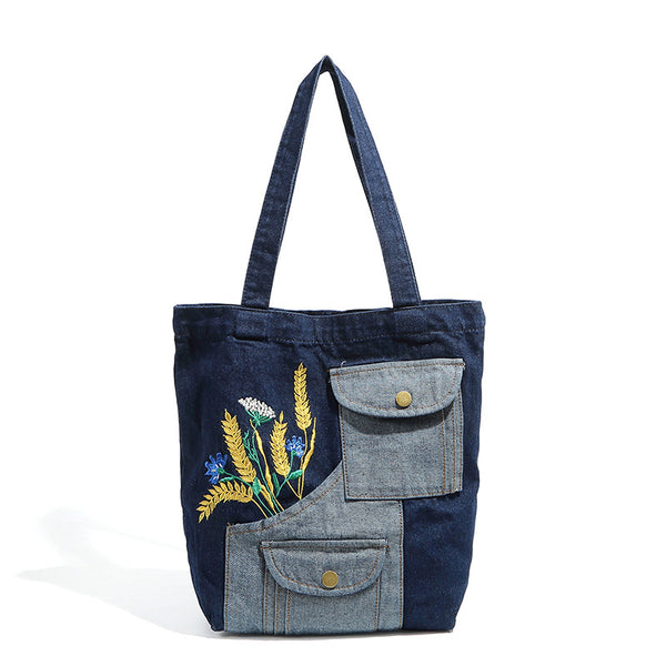 Schulter-Shopper aus marineblauem und hellblauem Patchwork-Denim-Canvas mit Weizen- und Wildblumenstickerei sowie Druckknopf in Antikgoldoptik