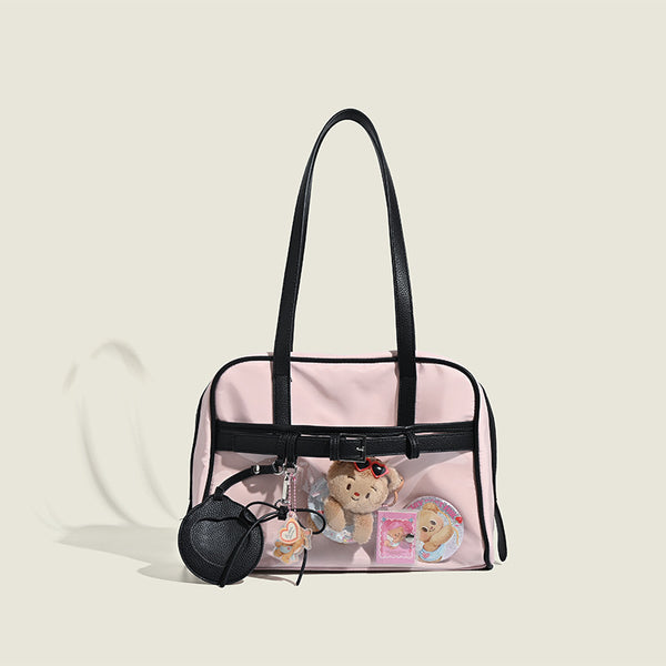 Strukturierte Boston-Schultertasche mit abgerundetem rechteckigem Korpus, zwei Tragegriffen und vorderer Reißverschlusstasche, Detailansicht 7