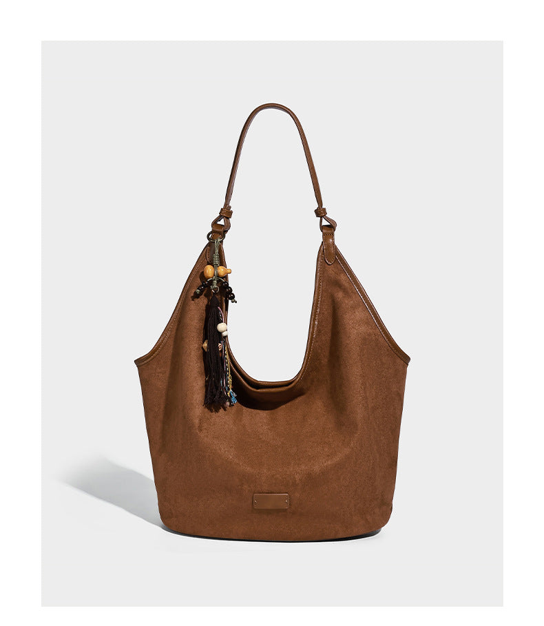 Lässig fallende Hobo-Schultertasche in matter Velourslederoptik mit offenem oberen Abschluss und optionalem Quasten- und Perlenanhänger, Detailansicht 9
